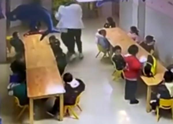 小朋友书包里掉出老鼠,孩子们都很淡定,老师反应让网友大笑不止休闲区蓝鸢梦想 - Www.slyday.coM 小朋友书包里掉出老鼠,孩子们都很淡定,老师反应让网友大笑不止休闲区蓝鸢梦想 - Www.slyday.coM