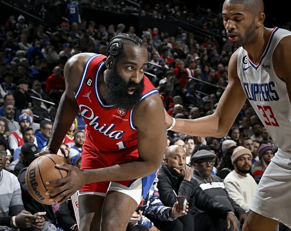 哈登串联全队贡献12助攻