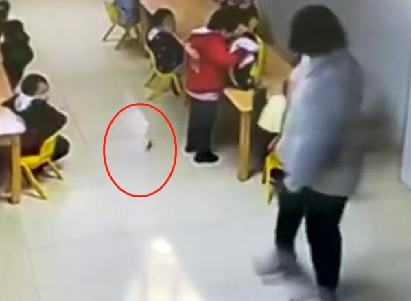 小朋友书包里掉出老鼠,孩子们都很淡定,老师反应让网友大笑不止休闲区蓝鸢梦想 - Www.slyday.coM 小朋友书包里掉出老鼠,孩子们都很淡定,老师反应让网友大笑不止休闲区蓝鸢梦想 - Www.slyday.coM