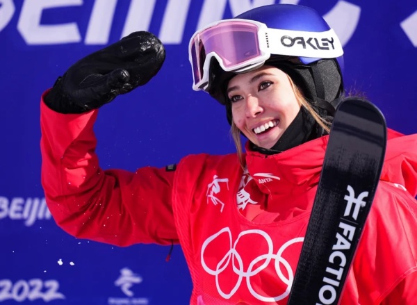 银牌!热搜第一!这一摔,全网心疼谷爱凌休闲区蓝鸢梦想 - Www.slyday.coM 银牌!热搜第一!这一摔,全网心疼谷爱凌休闲区蓝鸢梦想 - Www.slyday.coM