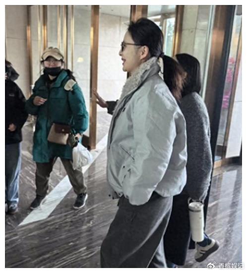 河北偶遇佟丽娅高露同桌吃饭，素颜照片显老态，棉服褪色像旧款