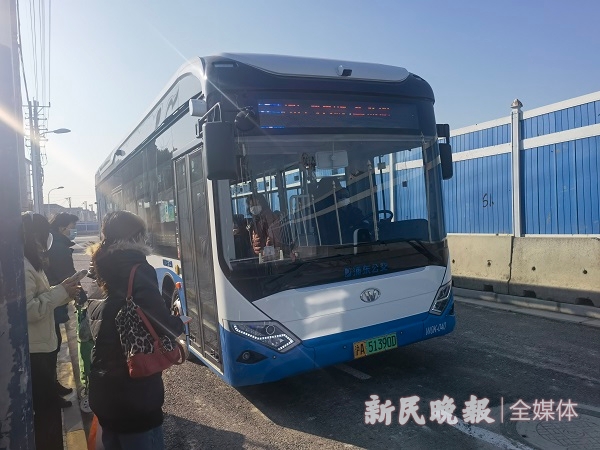 上南公交又一批新能源车辆上线营运 车上装防撞预警系统