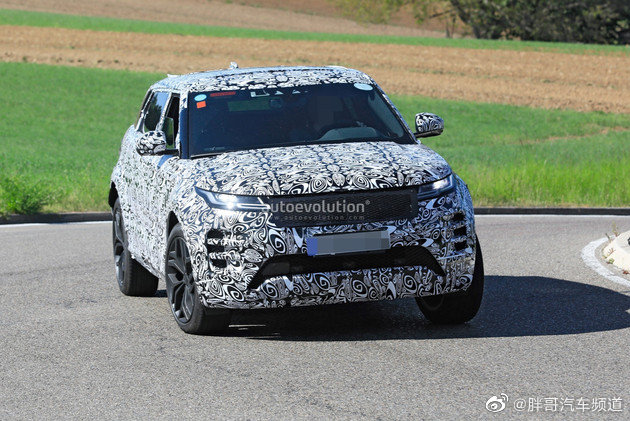路虎揽胜极光长轴距版路试谍照曝光,将会采用三排座椅的7座布局