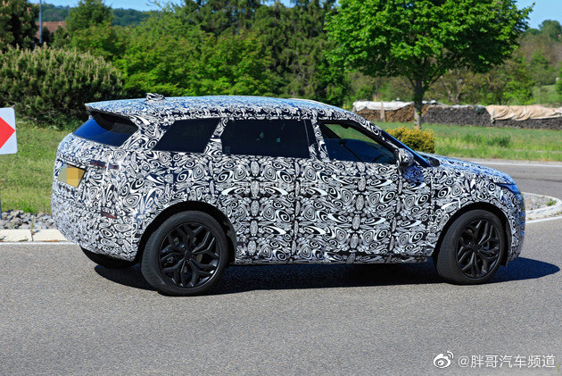 路虎揽胜极光长轴距版路试谍照曝光,将会采用三排座椅的7座布局