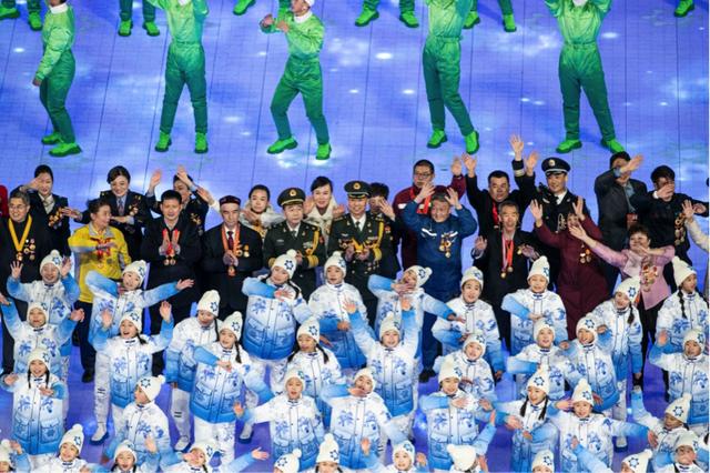 全国劳模许振超亮相开幕式传递国旗:“传递的是中国人对祖国的热爱”休闲区蓝鸢梦想 - Www.slyday.coM 全国劳模许振超亮相开幕式传递国旗:“传递的是中国人对祖国的热爱”休闲区蓝鸢梦想 - Www.slyday.coM