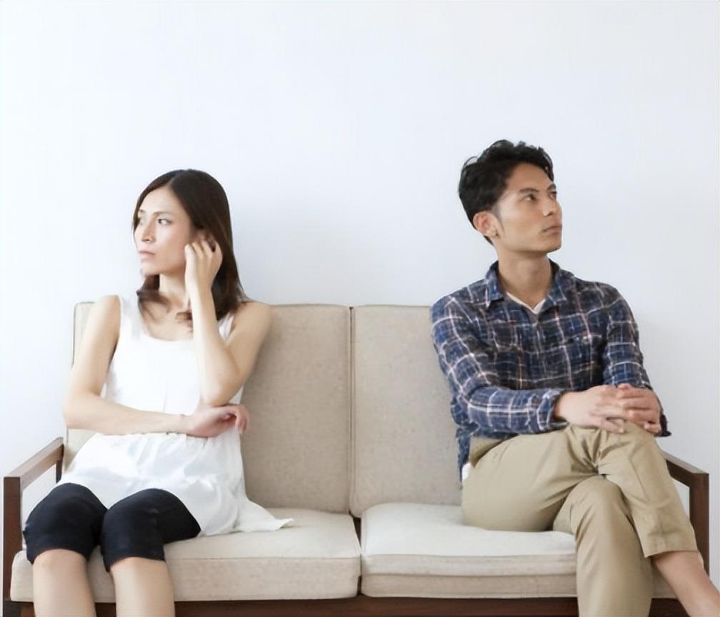 结婚三天,发现老公有情人并一直给她转钱,我该不该和他离婚?
