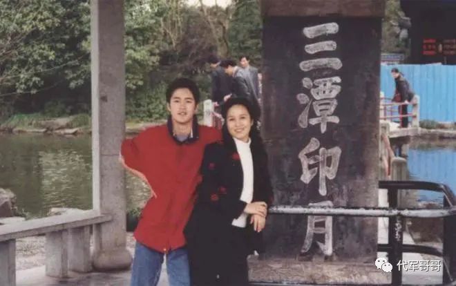 他在楼顶徘徊3小时后跳楼身亡，年仅28岁，留下母亲独自活着休闲区蓝鸢梦想 - Www.slyday.coM