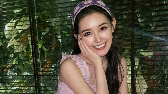 紫色公主！蒋依依深夜晒美照，甜美可爱不失异域风情