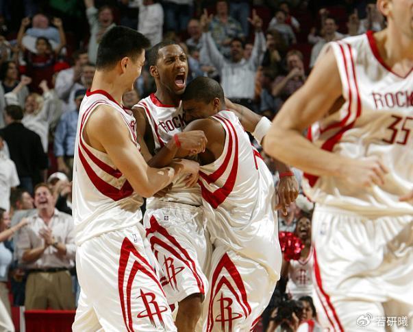 都知道当年麦迪的35秒13分，那你知道那场比赛姚明是什么数据吗？