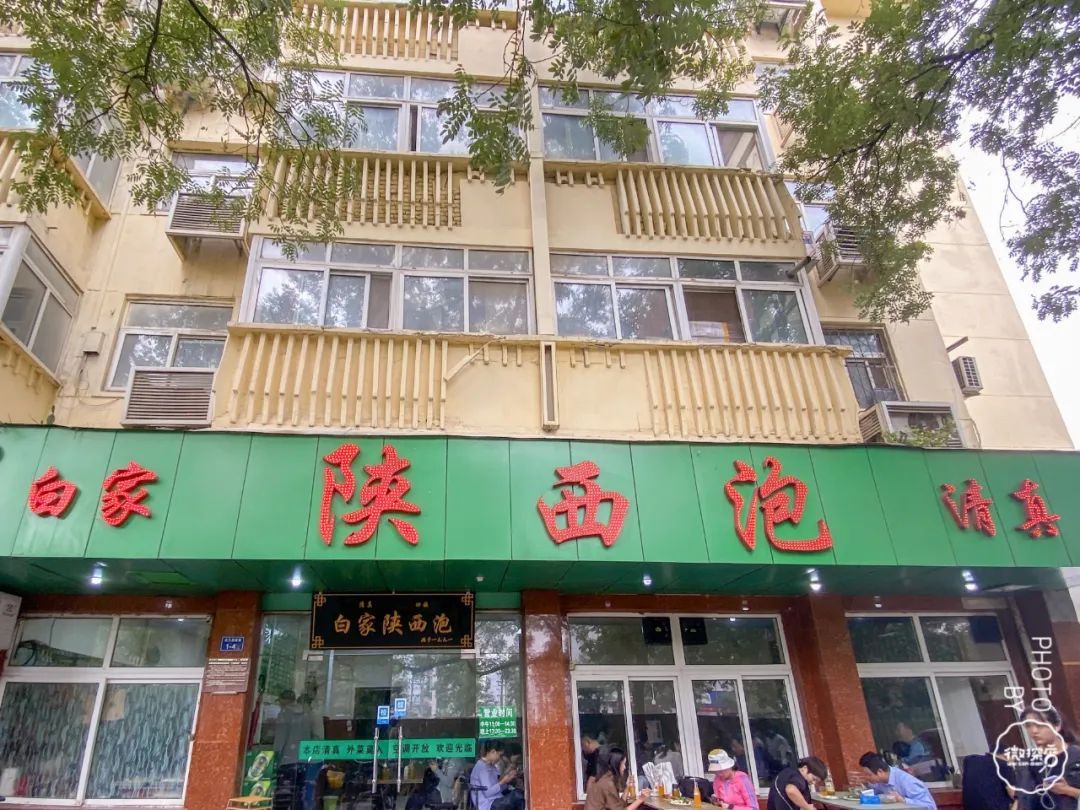 这家小店临近路边,   绿底红字的门头还是很引人注目的,   中午