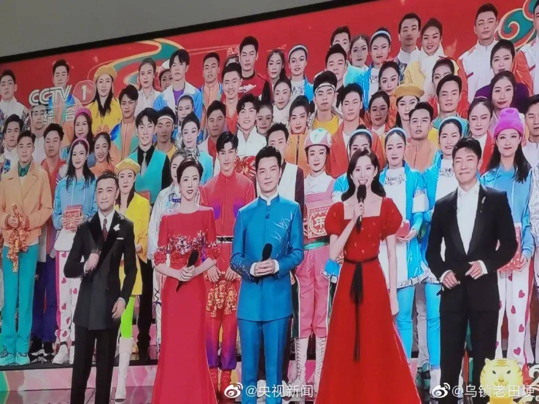 主持人因美貌上热搜、《只此青绿》刷屏...春晚这些画面,绝了!休闲区蓝鸢梦想 - Www.slyday.coM 主持人因美貌上热搜、《只此青绿》刷屏...春晚这些画面,绝了!休闲区蓝鸢梦想 - Www.slyday.coM