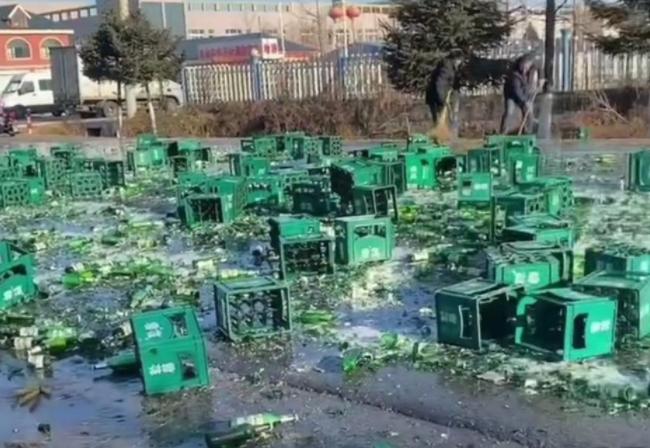 辽宁一SUV与一辆啤酒大货车相撞,3人死亡,网友:远离大货车休闲区蓝鸢梦想 - Www.slyday.coM 辽宁一SUV与一辆啤酒大货车相撞,3人死亡,网友:远离大货车休闲区蓝鸢梦想 - Www.slyday.coM