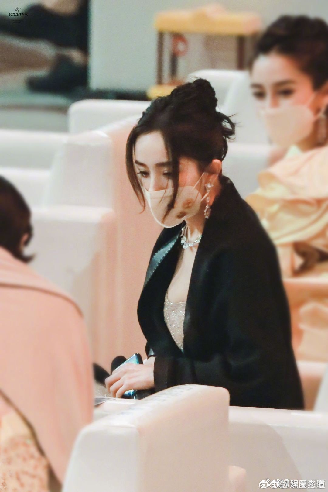 杨幂氛围感真的太绝了杨幂盘发就是坠吊的