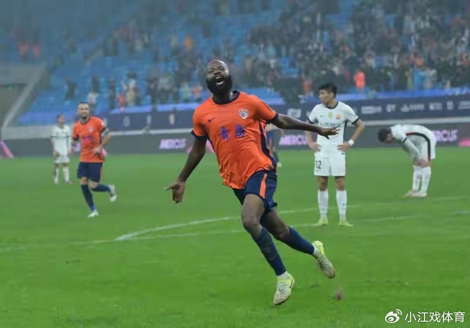 点球不判！上海海港再次靠裁判获利，即便拿到冠军也让球迷瞧不起