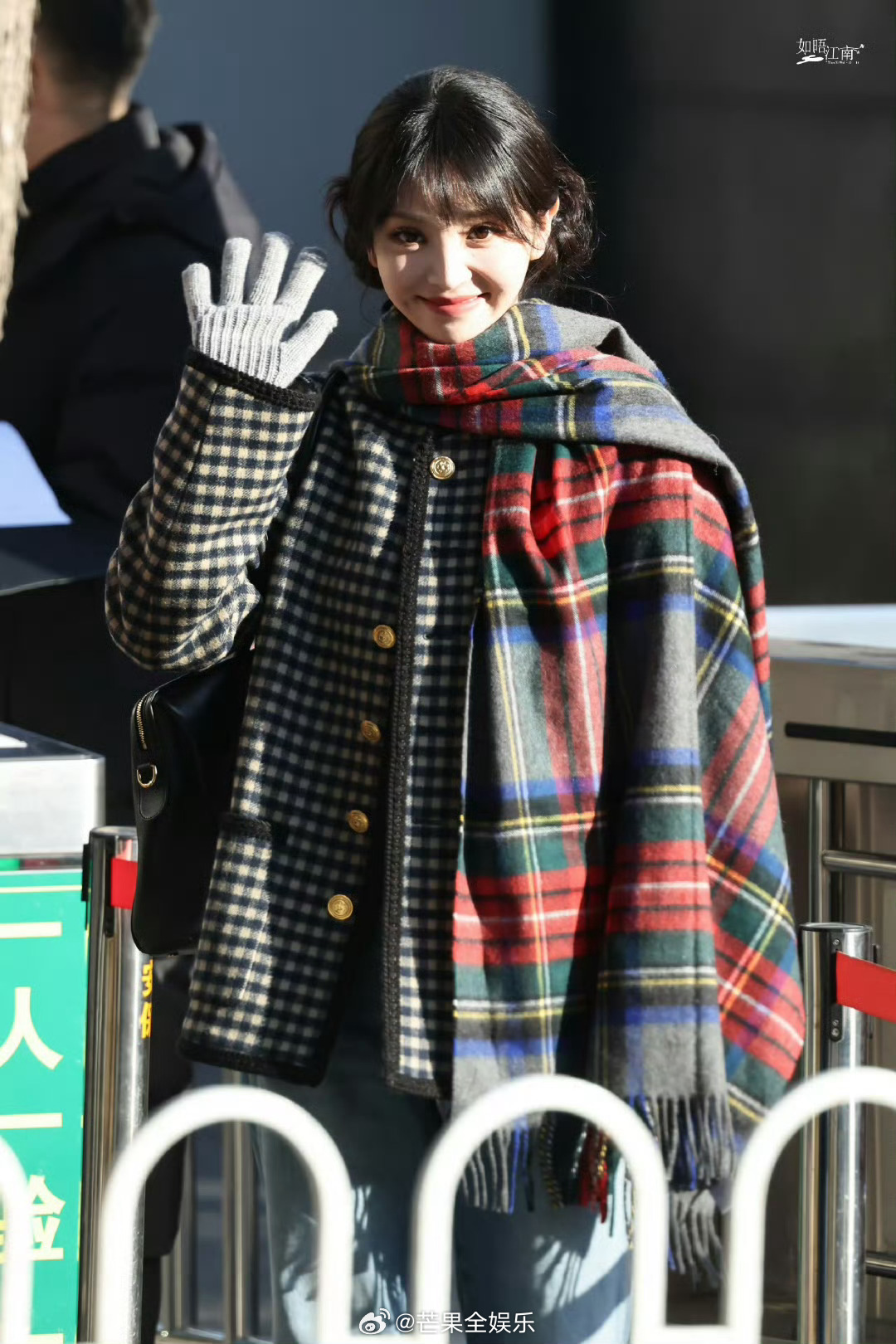 田曦薇亮相春晚第四次联排，双丸子头红格围巾甜笑挥手