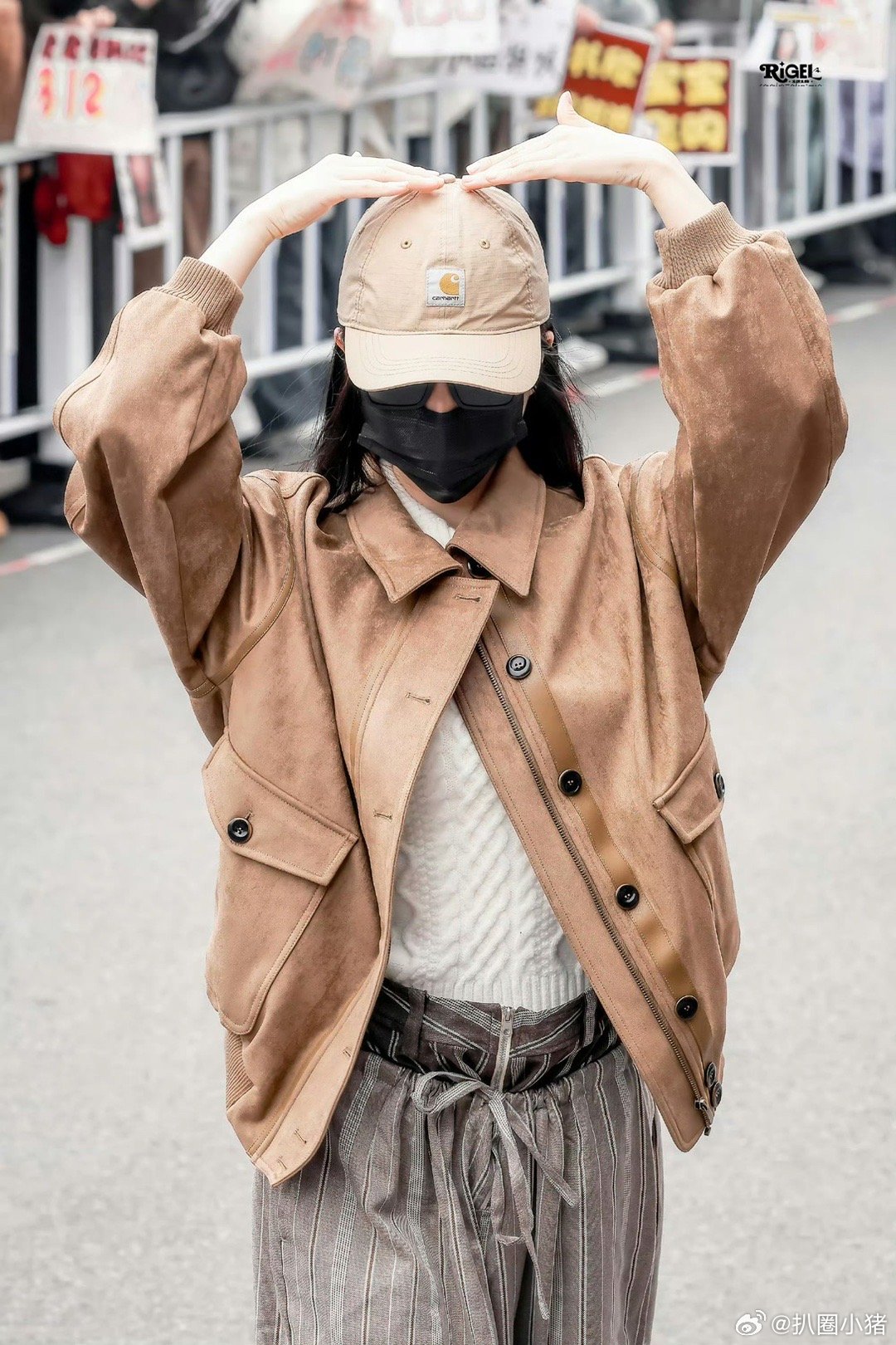 虞书欣《云初令》今日上班路透～花式比心的欣欣可爱的哎