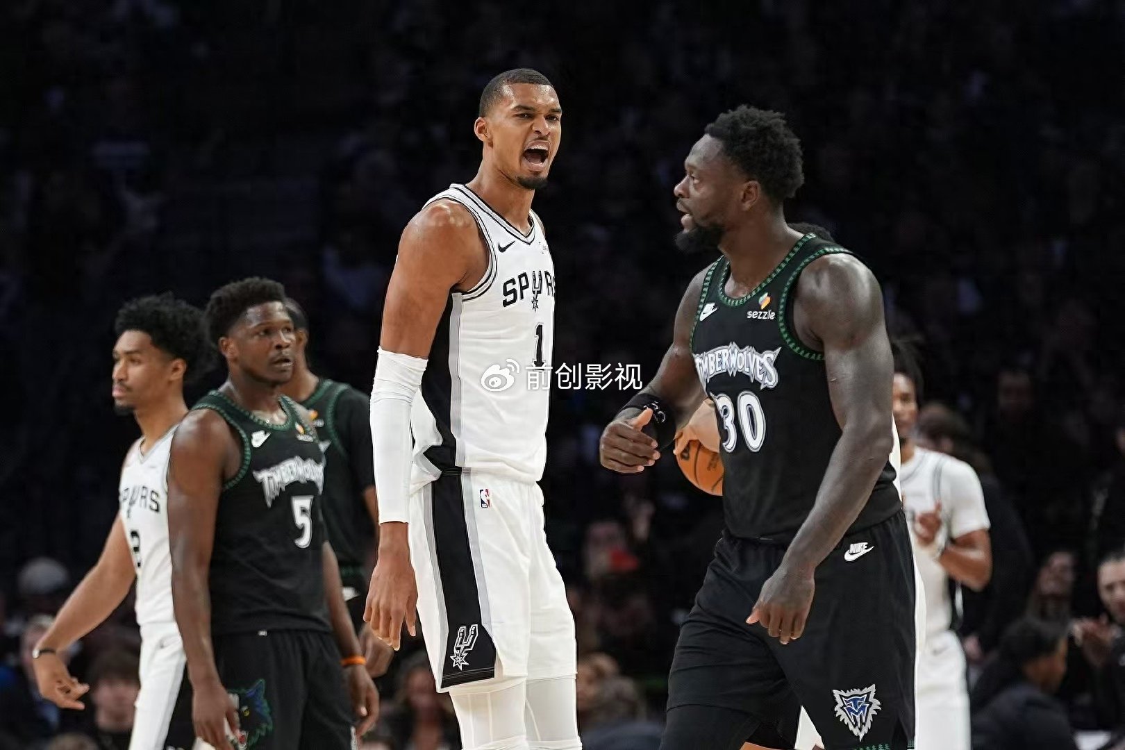 狂野NBA！尼克斯晋级，湖人1胜难求，文班或被禁赛，骑士翻盘有望