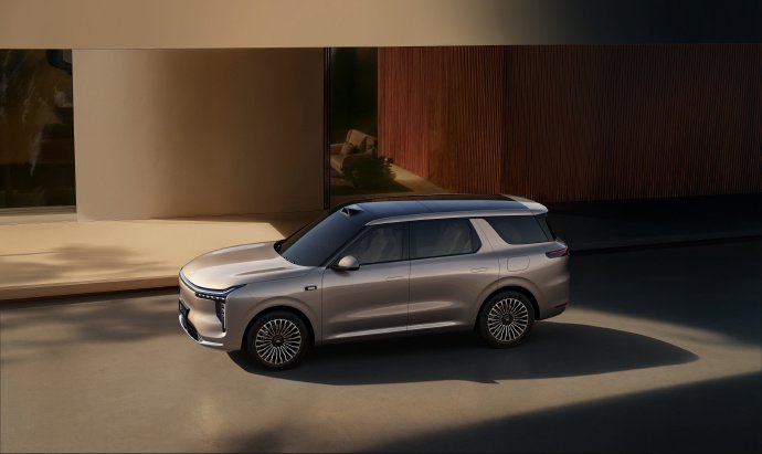 智己LS8亮相，车长超5米轴距3米提供5/6座