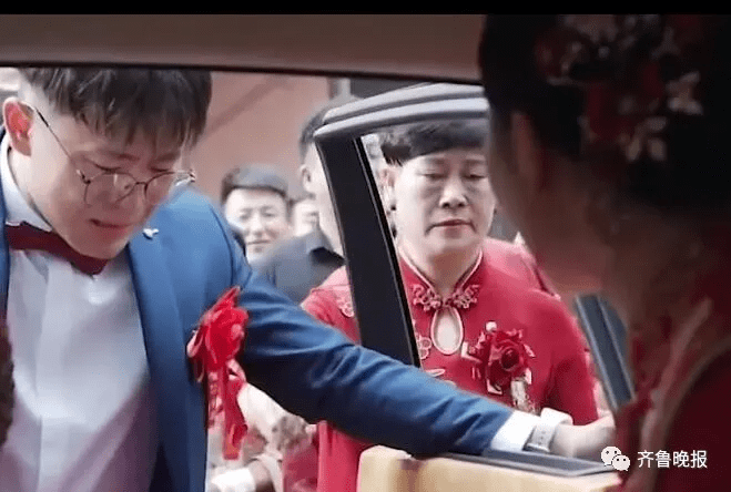 姐姐出嫁,山东小伙扶婚车门痛哭冲上热搜!结婚那天不只爱情...休闲区蓝鸢梦想 - Www.slyday.coM 姐姐出嫁,山东小伙扶婚车门痛哭冲上热搜!结婚那天不只爱情...休闲区蓝鸢梦想 - Www.slyday.coM