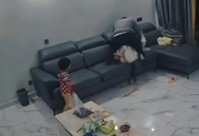 陕西一国企高管当孩子面“家暴”妻子,警方通报:男子被拘5日休闲区蓝鸢梦想 - Www.slyday.coM 陕西一国企高管当孩子面“家暴”妻子,警方通报:男子被拘5日休闲区蓝鸢梦想 - Www.slyday.coM