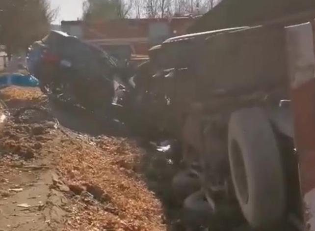 辽宁一SUV与一辆啤酒大货车相撞,3人死亡,网友:远离大货车休闲区蓝鸢梦想 - Www.slyday.coM 辽宁一SUV与一辆啤酒大货车相撞,3人死亡,网友:远离大货车休闲区蓝鸢梦想 - Www.slyday.coM