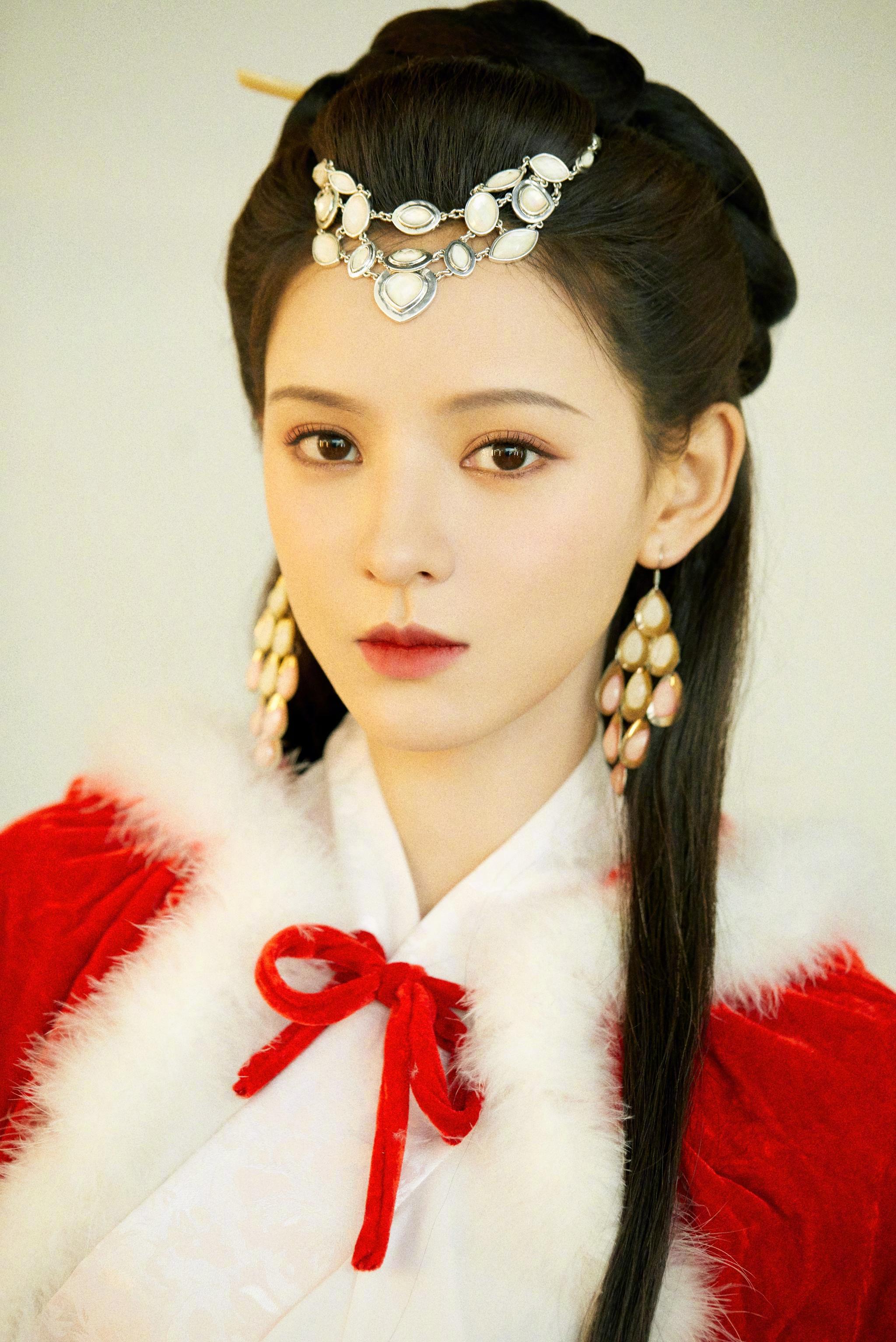 演员@张予曦 王昭君古装造型曝光,黑发红衣,清丽绝伦!