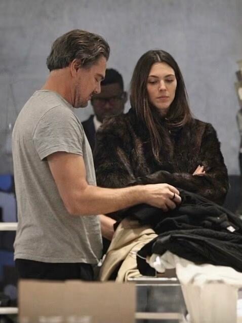 莱昂纳多与女友Vittoria Ceretti纽约购物被拍