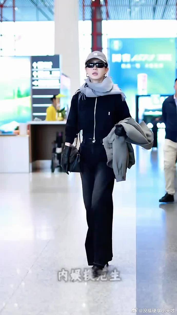 戚薇全黑造型戴皮手套气场全开
