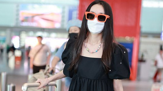 蒋依依穿黑色连衣裙踩长靴 戴红色边框墨镜鬼马俏皮