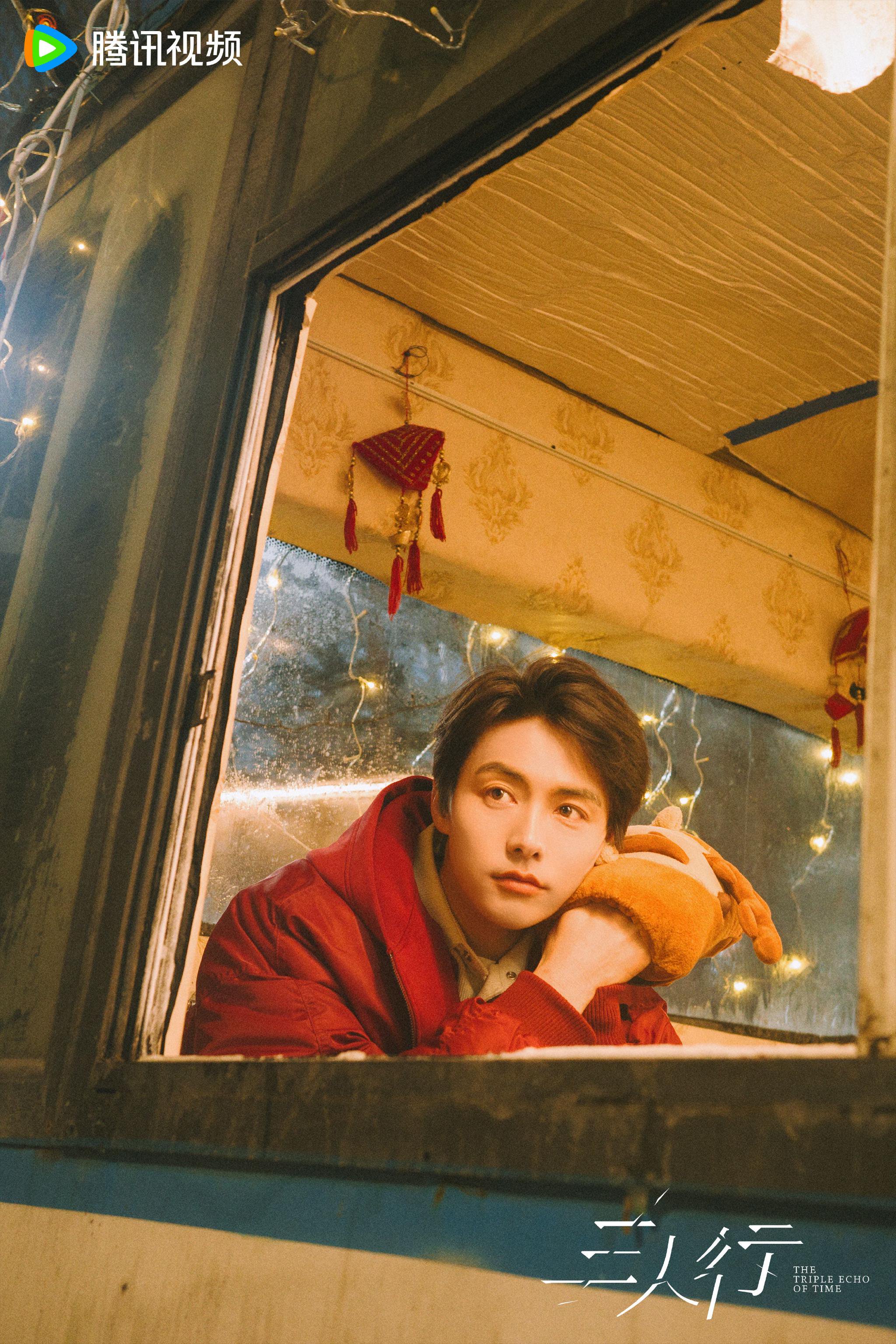 马天宇新剧《三人行》杀青，荀未来角色走出校园步入社会