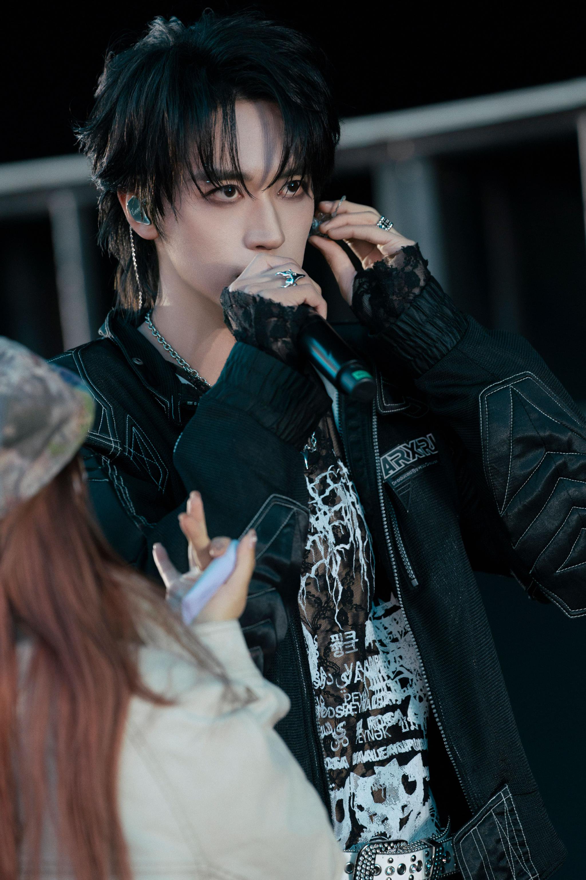 “院子落叶，和我的思念厚厚一叠” 音符与心跳同频，捕捉曾经耳机里的浪漫