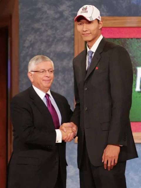 杨毅：易建联身体素质好&投篮准&爆发力够 但他成为不了马尔卡宁