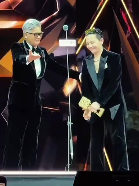 时隔十年！周润发再一次给权志龙颁奖，谁懂这名场面的含金量！