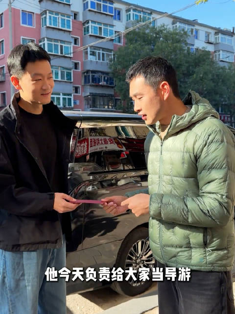 王彦霖带发小逛东北早市，曾因演宇文怀被妈想打
