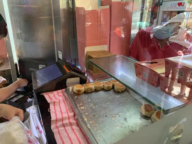 上海人消灭全国一半鲜肉月饼!天不亮光明邨排队开始休闲区蓝鸢梦想 - Www.slyday.coM 上海人消灭全国一半鲜肉月饼!天不亮光明邨排队开始休闲区蓝鸢梦想 - Www.slyday.coM