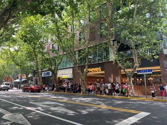 上海人消灭全国一半鲜肉月饼!天不亮光明邨排队开始休闲区蓝鸢梦想 - Www.slyday.coM 上海人消灭全国一半鲜肉月饼!天不亮光明邨排队开始休闲区蓝鸢梦想 - Www.slyday.coM