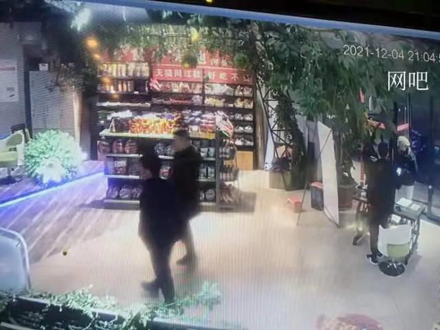 临海一警察夫妻吃夜宵撸个串,顺便抓了个嫌疑犯休闲区蓝鸢梦想 - Www.slyday.coM 临海一警察夫妻吃夜宵撸个串,顺便抓了个嫌疑犯休闲区蓝鸢梦想 - Www.slyday.coM