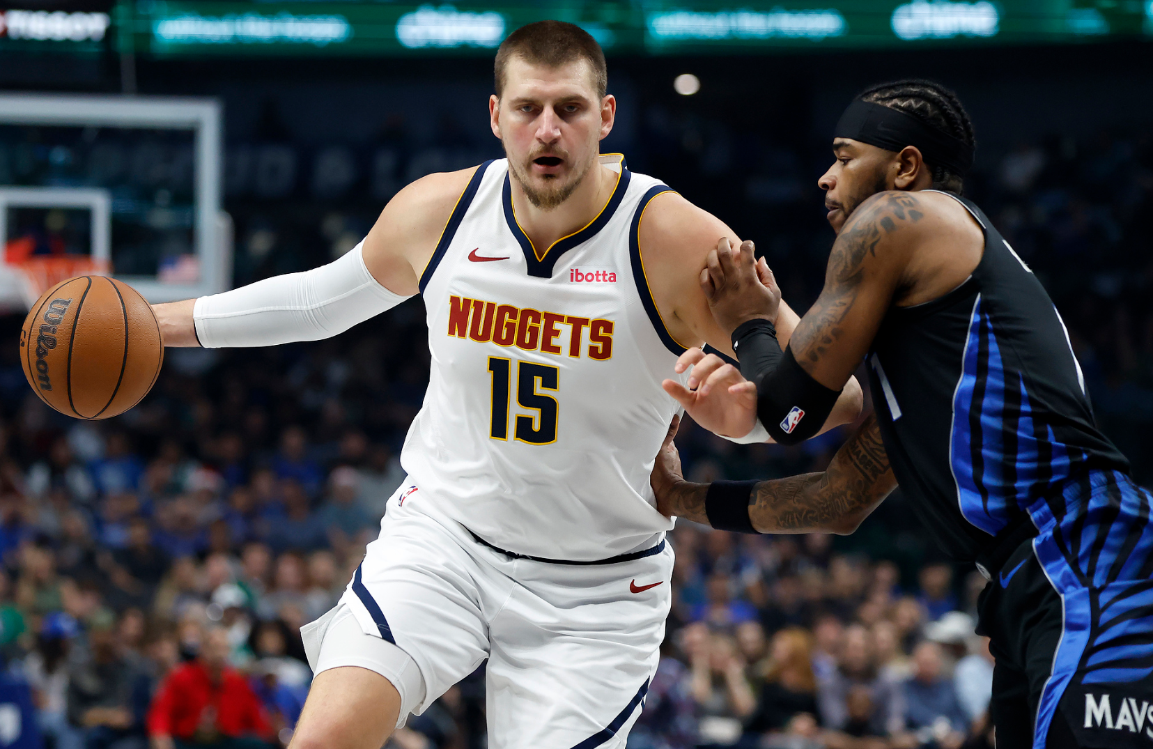 约基奇罕见10次三分出手却0罚球，背靠背疲劳是如何影响MVP内线的战术侵略性的？