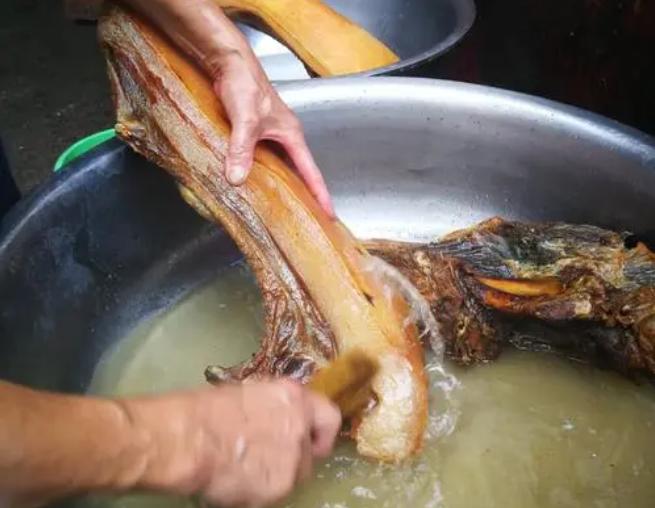 洗腊肉,只用水洗不干净!教你一个好方法,不仅干净,口感还更好