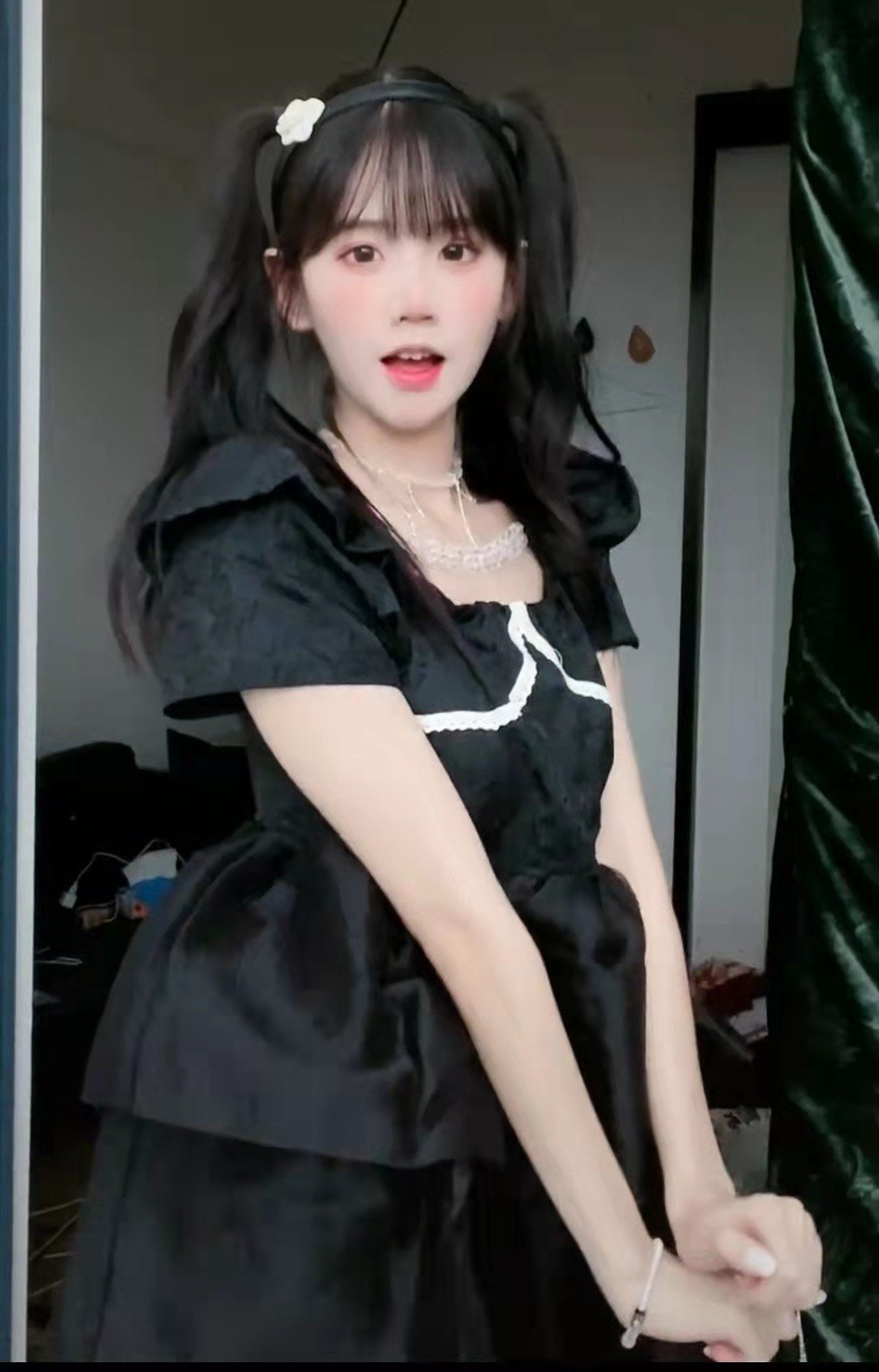 纯欲天花板井川里予直播，高冷人设彻底崩塌，看到ID后观众笑了！