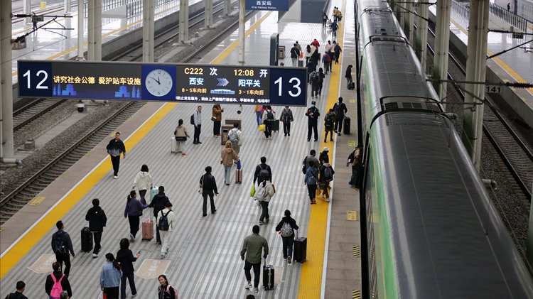 陕西铁路迎来清明小长假返程客流高峰 预计发送旅客64万人次
