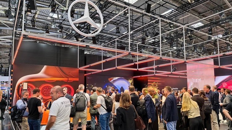 39.1英寸超联屏、兆瓦级闪充！慕尼黑车展，奔驰开启炫技模式