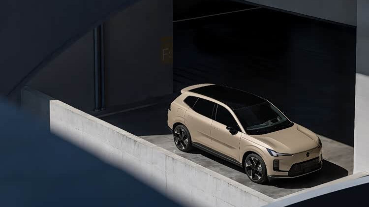 26.99万起！沃尔沃全新XC70正式上市，豪华混动SUV新爆款？