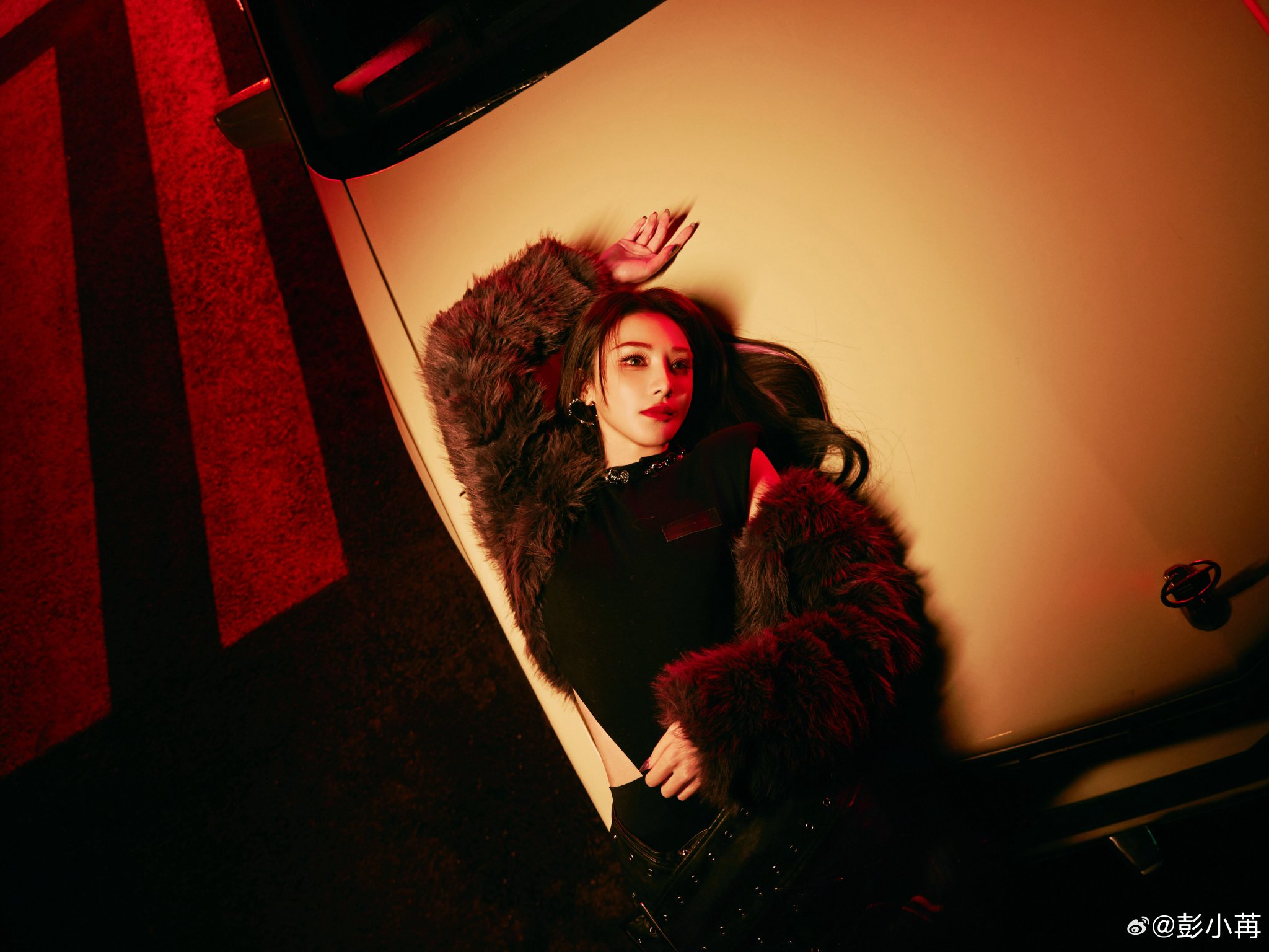 彭小苒穿镂空连体衣搭配皮裙亮相