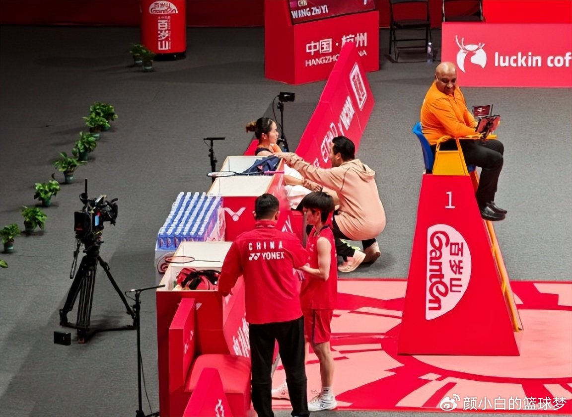 王祉怡逆转因达农，决赛再战苦主安洗莹！羽联总决赛女单卫冕冠军能否终结7连败？