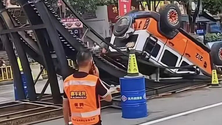 北汽制造回应212翻车：A柱不存在问题，事故属极端局部冲击