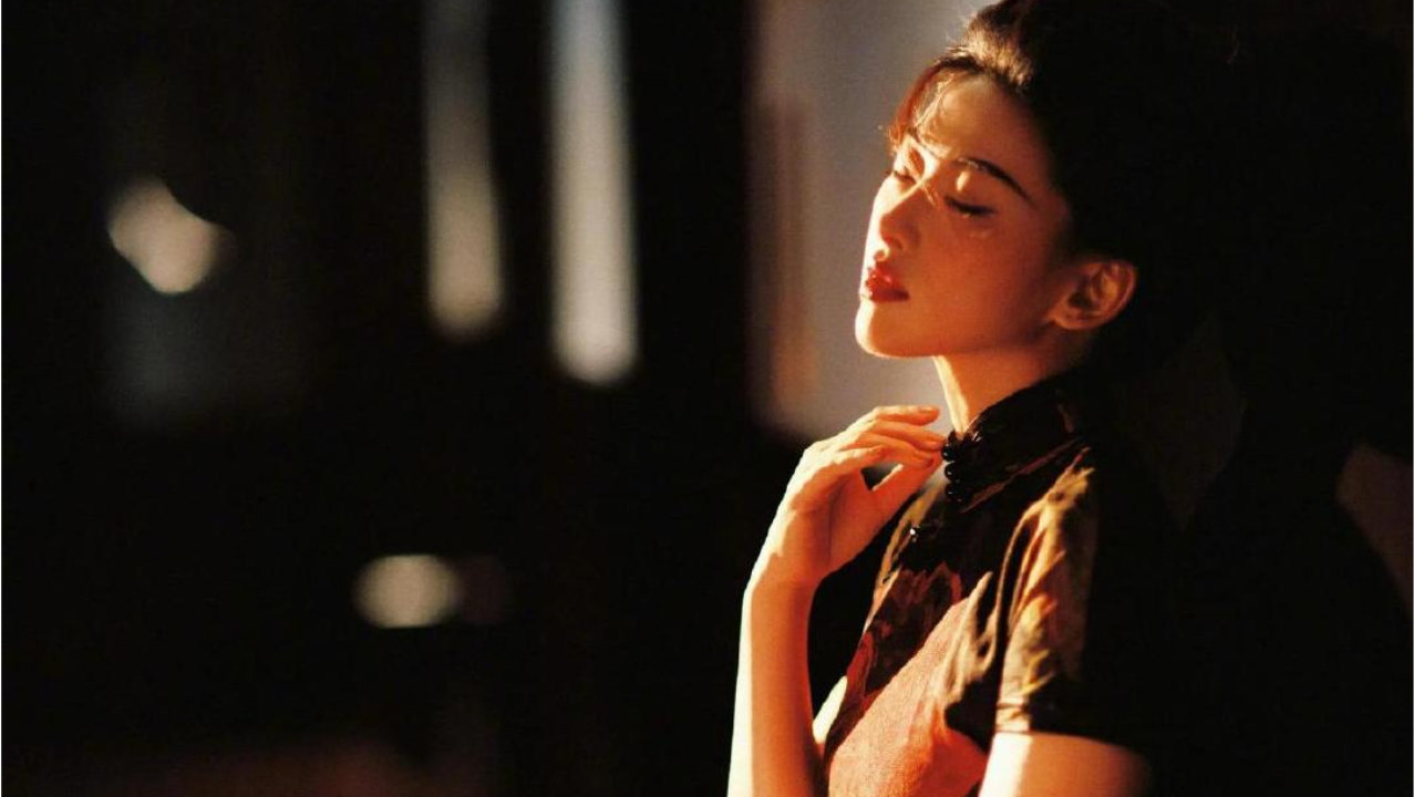 朱珠全英文采访打脸翁青雅，她把女儿搂在怀中，41岁朱珠穿旗袍超惊艳