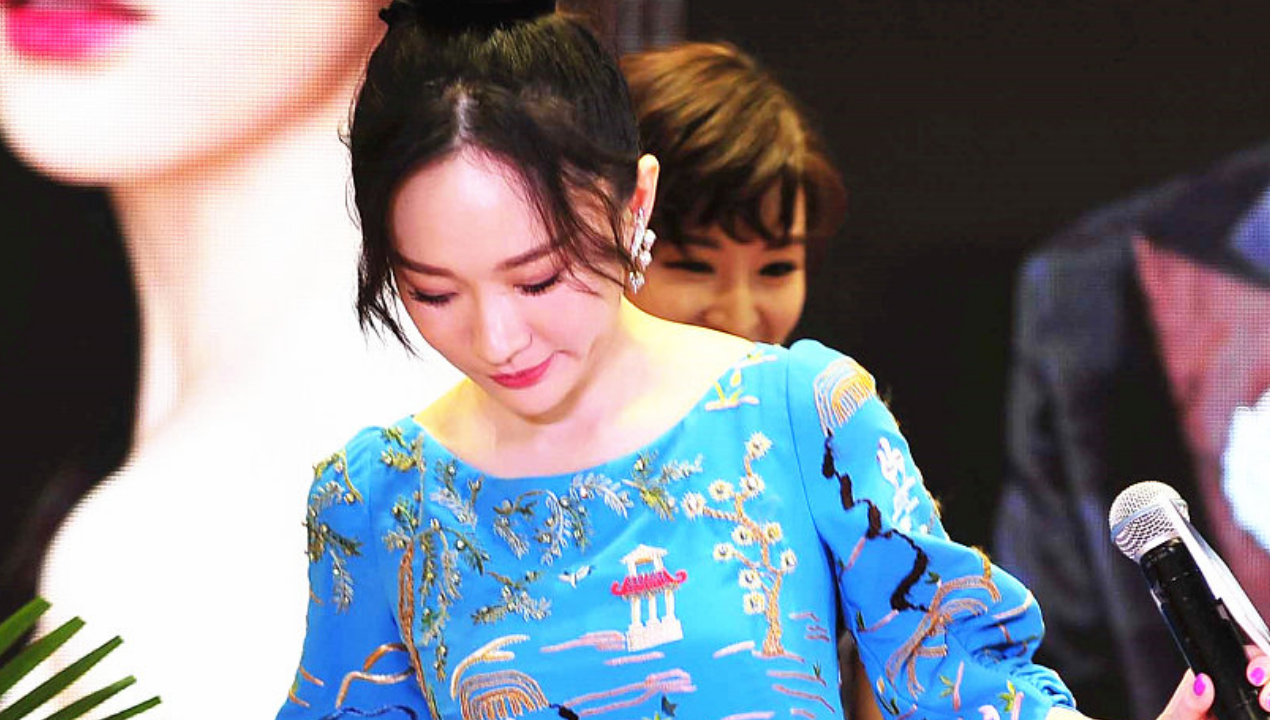 霍思燕携爱犬旗袍夺冠：中国元素惊艳国际犬展