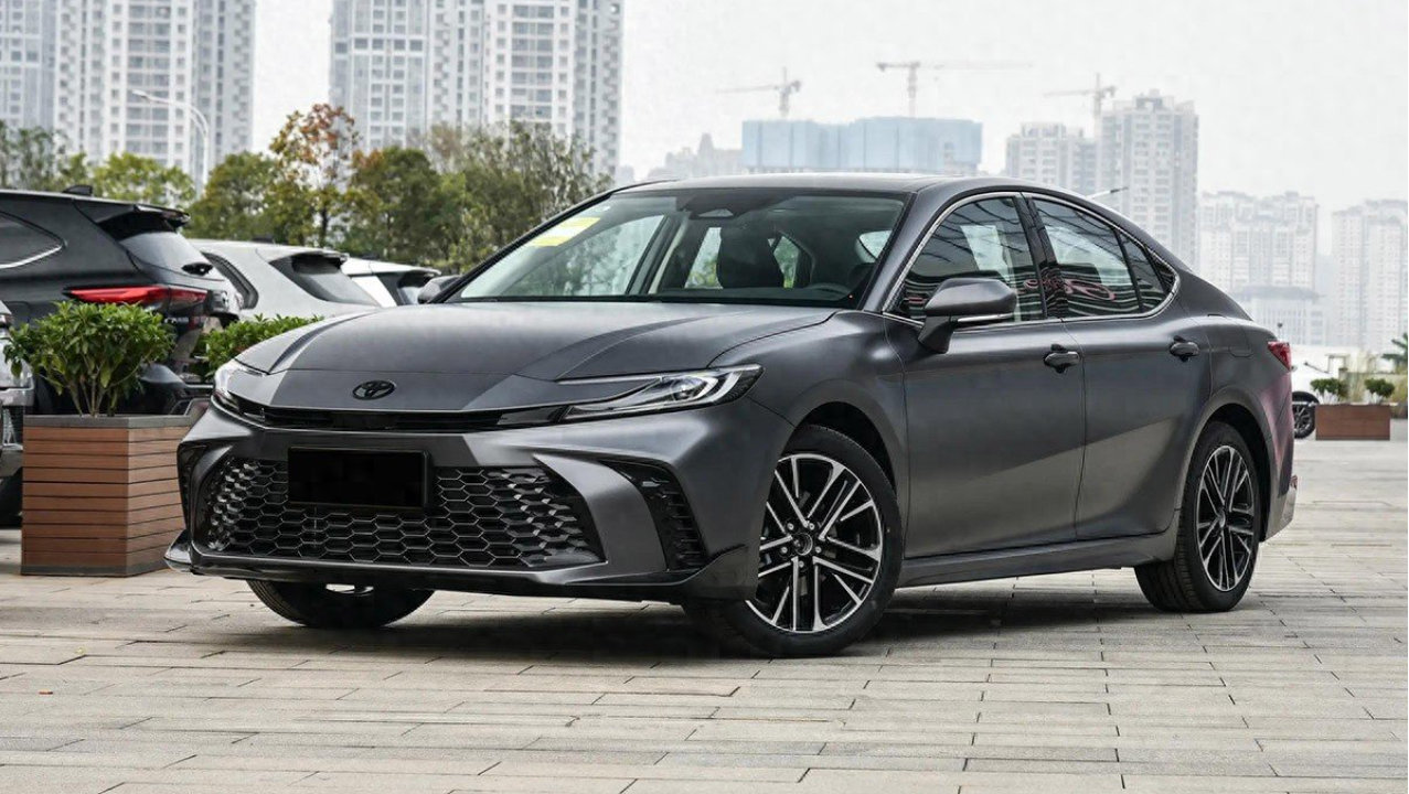 丰田凯美瑞光辉版实车，磨砂车漆，黑色车标，带小尾翼，2.0L动力