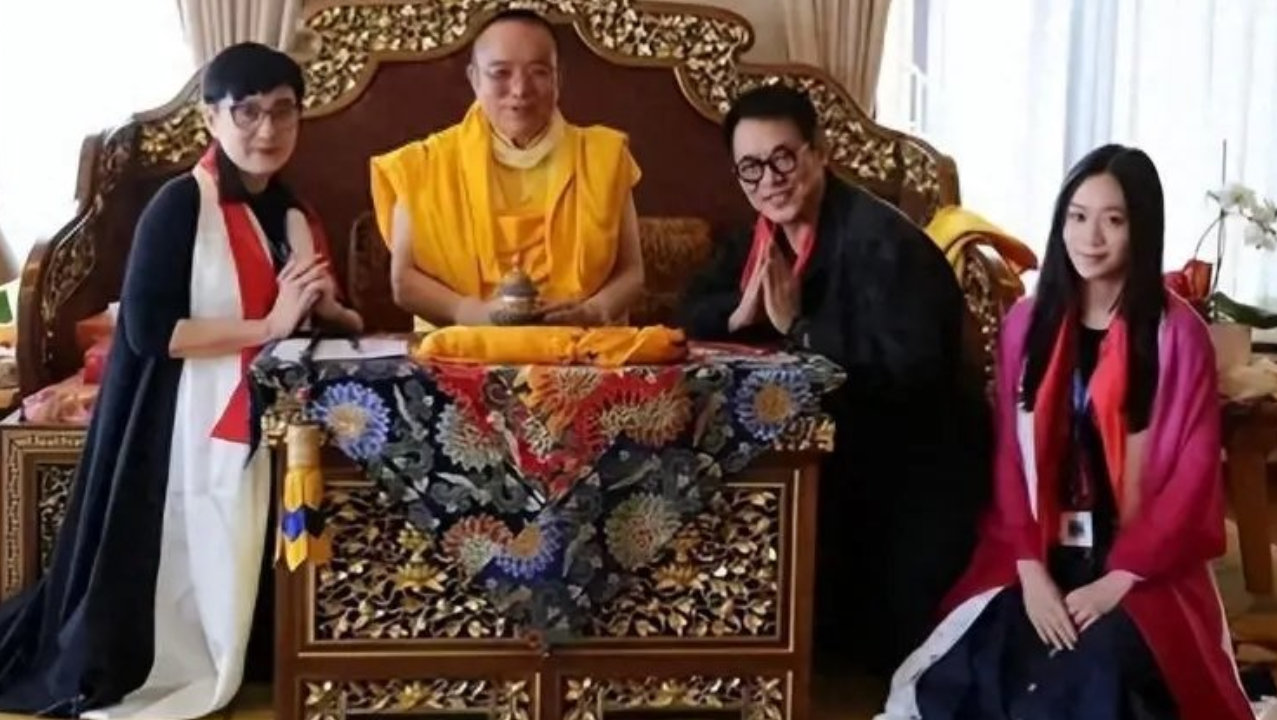 李连杰全家礼佛！64岁利智许久未见，历经岁月，美貌依旧动人心魄